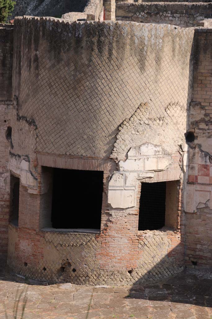 VII.216.a Pompeii. September 2019. Looking east to windows and stucco on exterior wall of caldarium.
Photo courtesy of Klaus Heese.