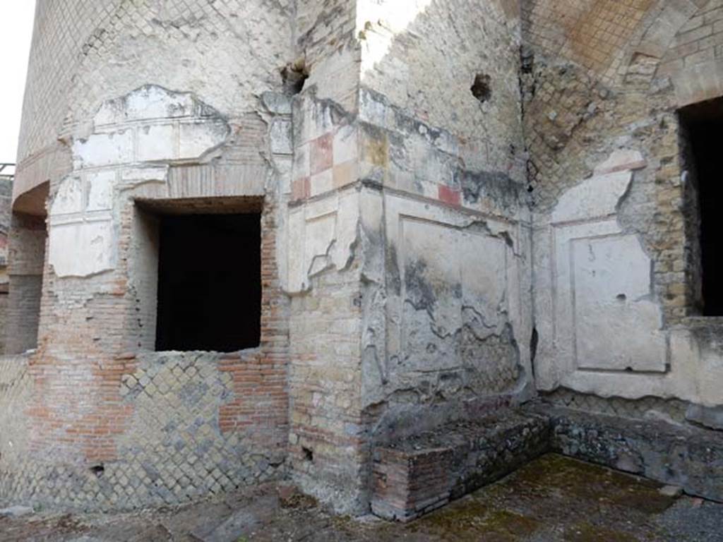 VII.16.a Pompeii. May 2015. Looking towards south end of window of room 4, on left, with decorative stucco and window to room 5, on right. Photo courtesy of Buzz Ferebee.