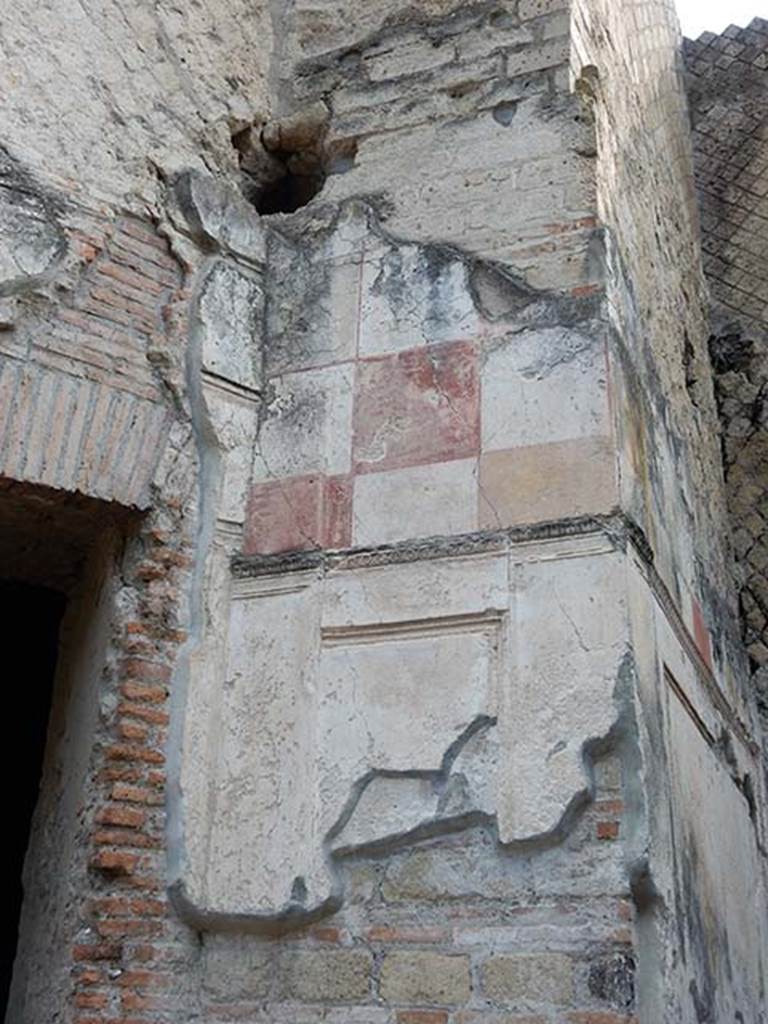 VII.16.a Pompeii. May 2015. 
Detail of south end of exterior of windows of room 4, on east side of courtyard C.
Photo courtesy of Buzz Ferebee.
