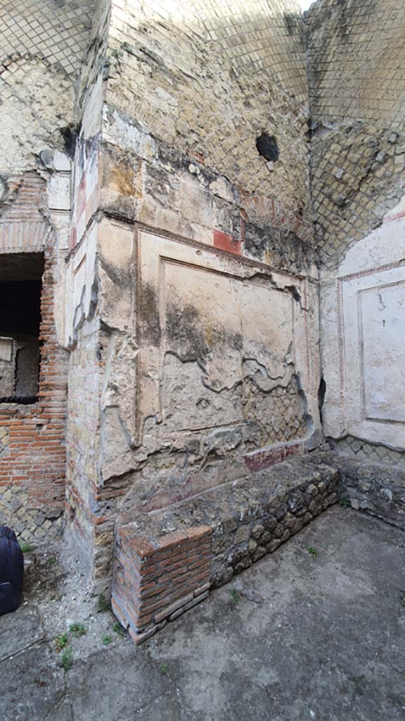 VII.16.a Pompeii. July 2021. 
North wall of small area with benches on east side of courtyard C. 
Foto Annette Haug, ERC Grant 681269 DÉCOR.