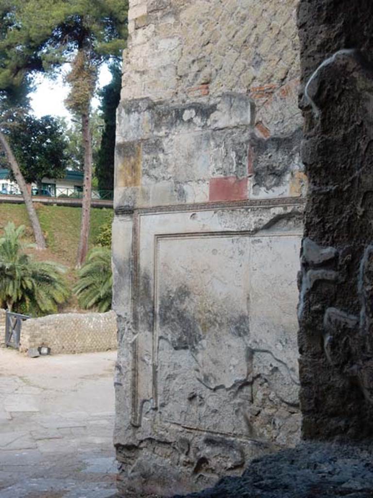 VII.16.a Pompeii. May 2015. Decorative plaster outside window, taken from room 5.
Photo courtesy of Buzz Ferebee.