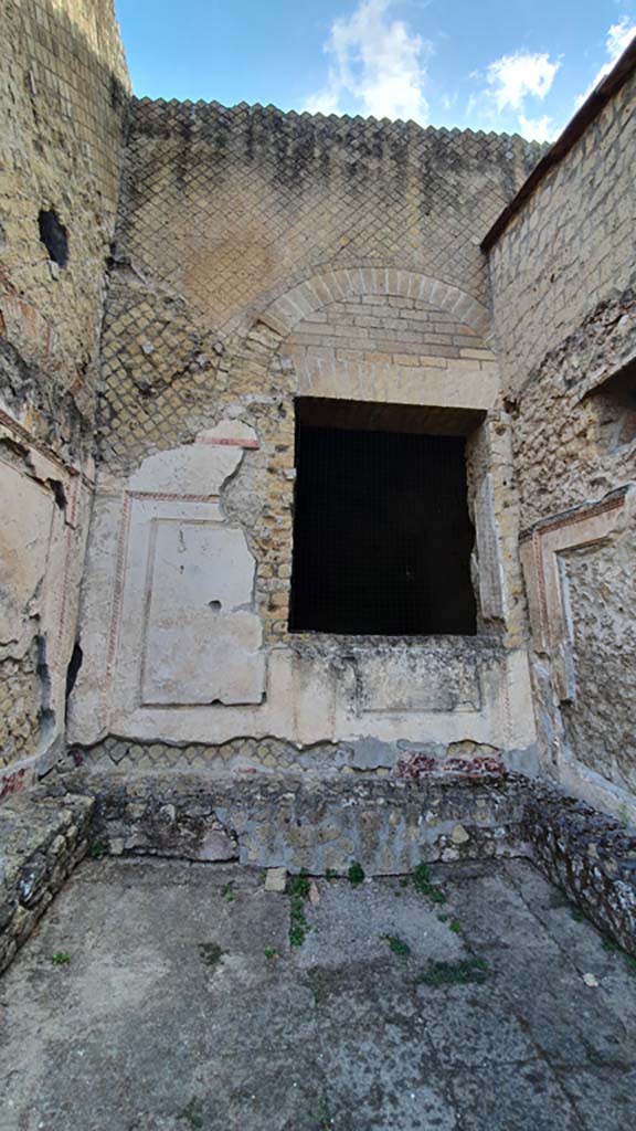 VII.16.a Pompeii. July 2021. 
Looking towards east wall of small area with benches on east side of courtyard C.
The window is from room 5.
Foto Annette Haug, ERC Grant 681269 DÉCOR.