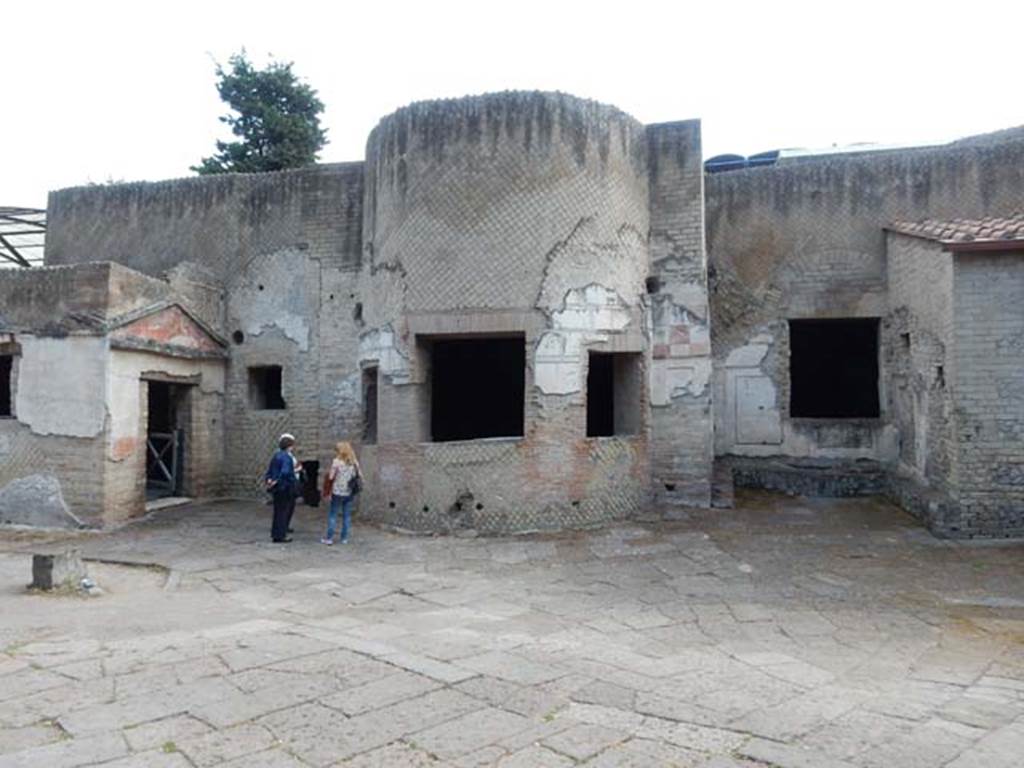 VII.16.a Pompeii. May 2015. Looking across courtyard C. The window of room 5 is on the right, above the small area with benches. In the wall on its right, the two small windows shown in the photo above this one, can be seen. Photo courtesy of Buzz Ferebee.