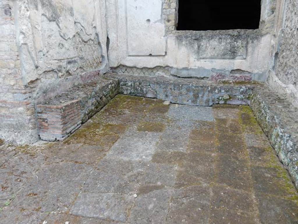 VII.16.a Pompeii. May 2015. Benches in courtyard C, below window to room 5. Photo courtesy of Buzz Ferebee.