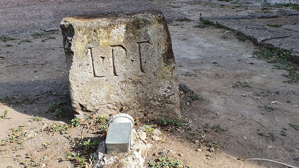 VII.16.a Pompeii. July 2021. Marker stone on courtyard C, inscribed with LPP.
Foto Annette Haug, ERC Grant 681269 DÉCOR.