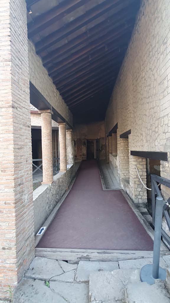 VII.16.a Pompeii. August 2021. 
Corridor B, looking east towards Vestibule 8, from entrance.
Foto Annette Haug, ERC Grant 681269 DÉCOR.