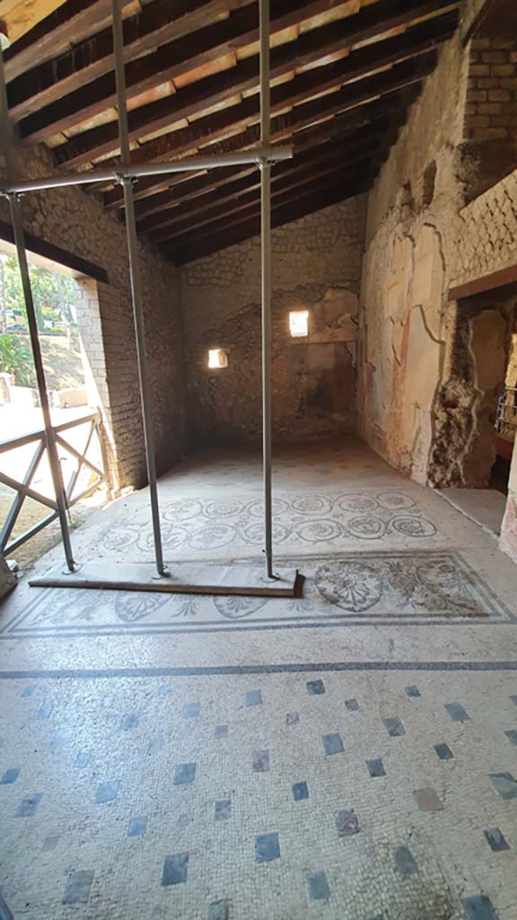 VII.16.a Pompeii. July 2021.Vestibule 8, looking north across flooring.
Foto Annette Haug, ERC Grant 681269 DÉCOR.