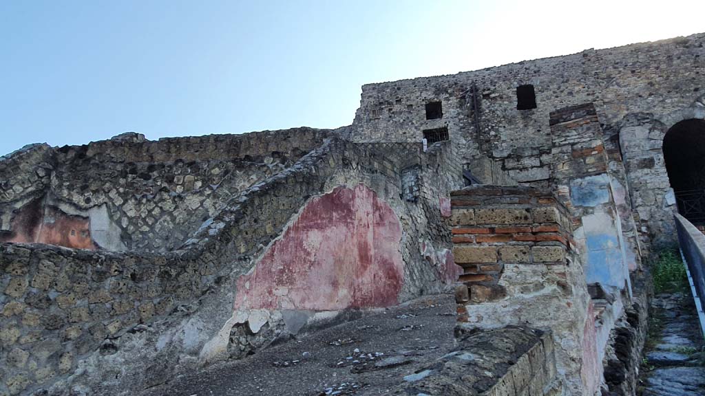 VII.16.a Pompeii. July 2021. Looking east along portico and front façade of upper level, with Porta Marina, on right.
Foto Annette Haug, ERC Grant 681269 DÉCOR.