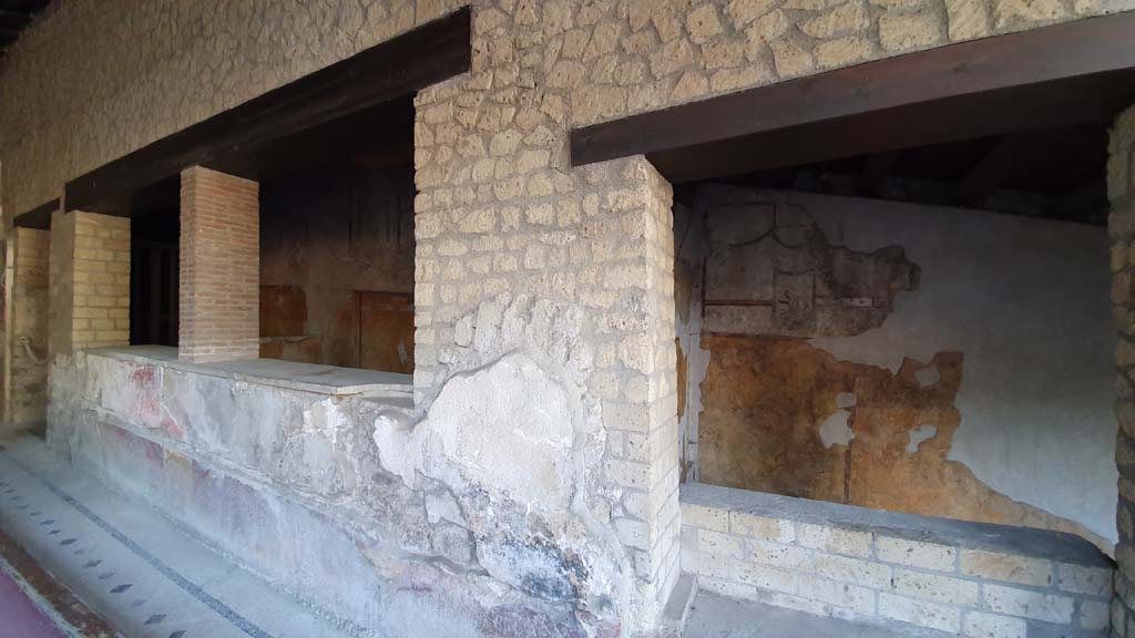 VII.16.a Pompeii. August 2021. Corridor B, south side, looking towards corridor A, on left, and corridor E, on right.
Foto Annette Haug, ERC Grant 681269 DÉCOR.
