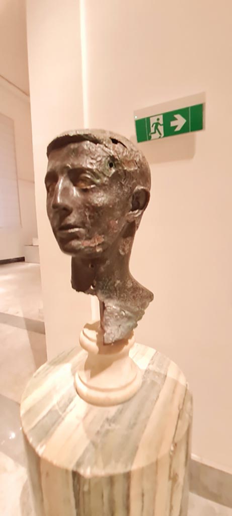 VIII.1.1 Pompeii. April 2023. 
Bronze bust of a young unknown man, found in the Basilica. 
On display in “Campania Romana” gallery in Naples Archaeological Museum.
Photo courtesy of Giuseppe Ciaramella.