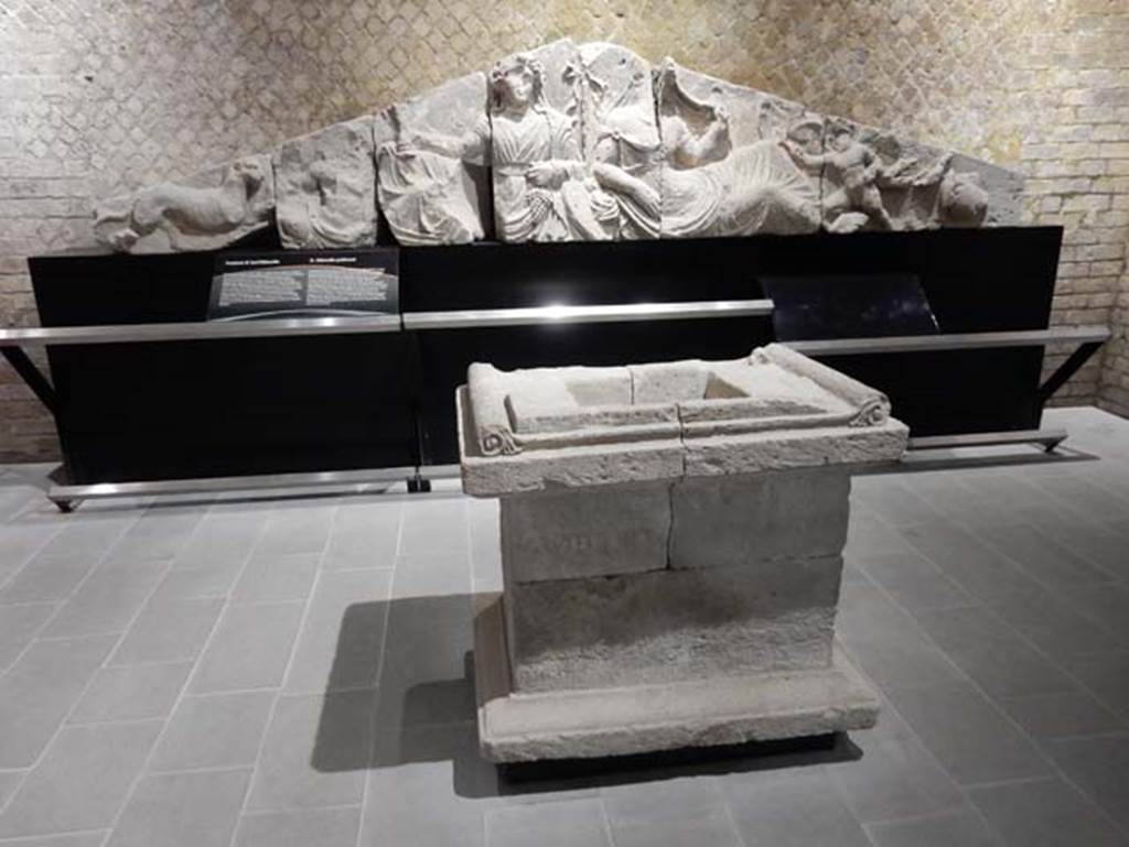 Tempio dionisiaco in località Sant’Abbondio di Pompei. May 2018. Pediment and altar on display in Antiquarium.
Photo courtesy of Buzz Ferebee.
