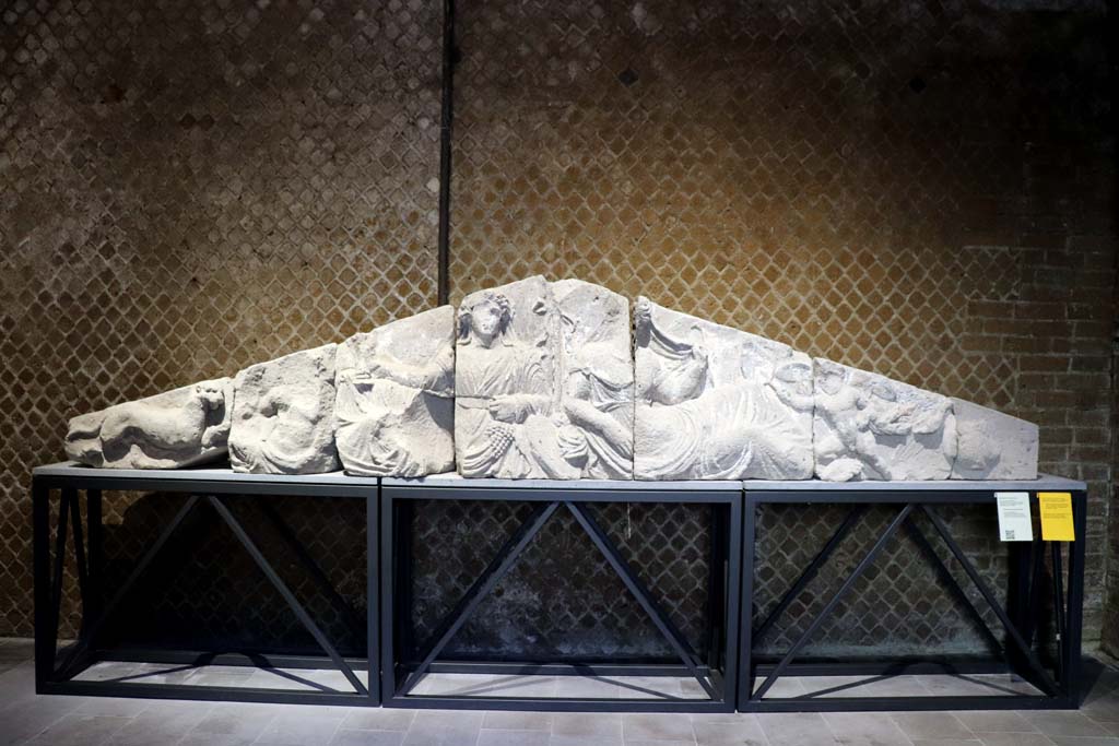 VIII.1.4 Pompeii Antiquarium. February 2021. Pediment from the Tempio dionisiaco in località Sant’Abbondio di Pompei. 
Photo courtesy of Fabien Bièvre-Perrin (CC BY-NC-SA).