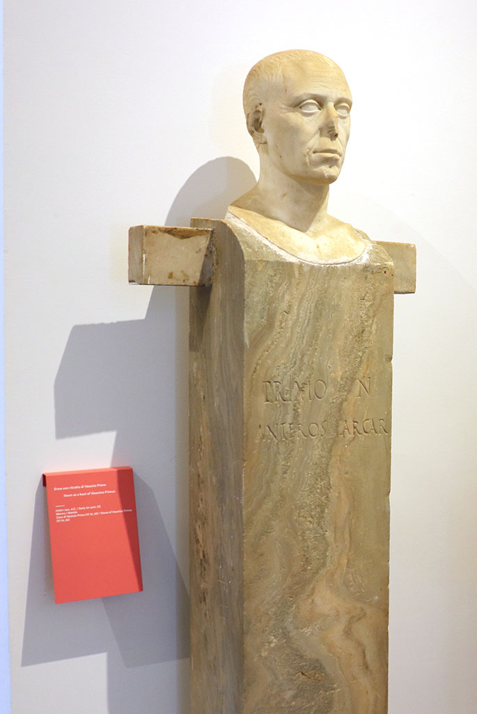 VI.14.20 Pompeii. February 2021. 
Marble portrait herm of Vesonius Primus, from VI.14.20, with the inscription -
PRIMO N(ostro)
ANTEROS ARCAR(IUS)
Photo courtesy of Fabien Bièvre-Perrin (CC BY-NC-SA).