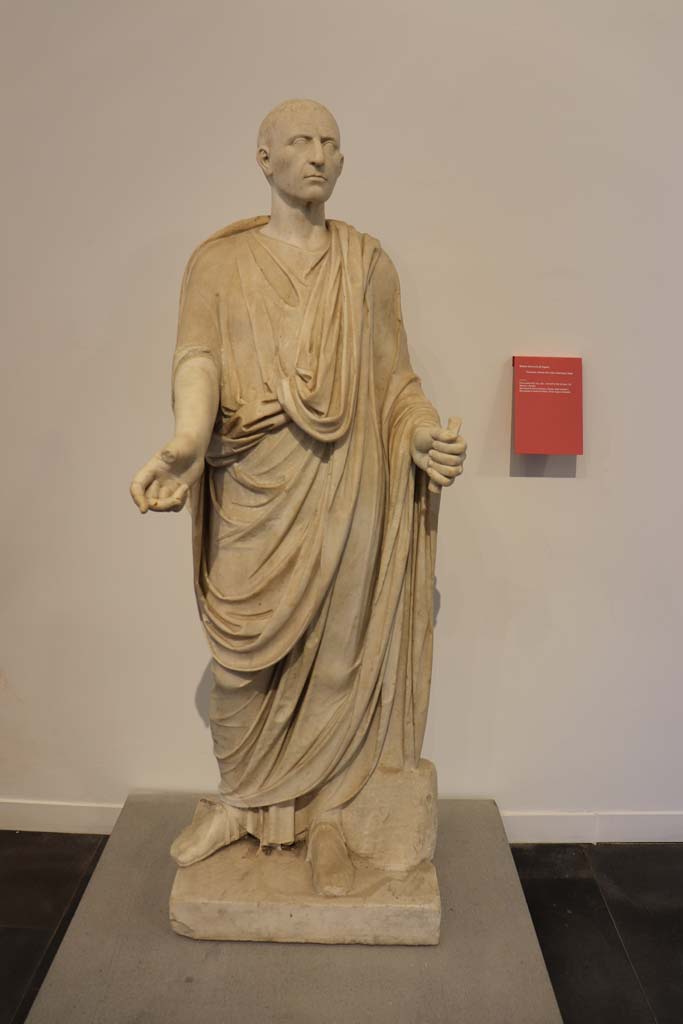 VIII.1.4 Pompeii. February 2021. 
Marble funerary statue of a man wearing a toga, from the Tombs at the Herculaneum Gate, Tomb of gens Istacidia.
Photo courtesy of Fabien Bièvre-Perrin (CC BY-NC-SA).