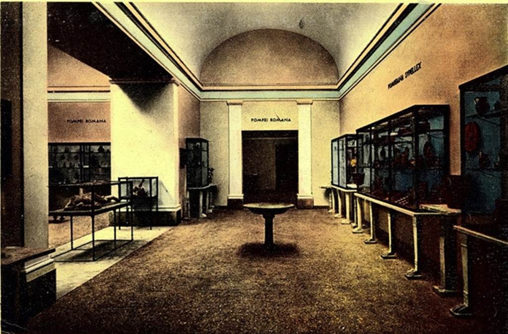 VIII.1.4 Pompeii Antiquarium. About 1948. Room III with furniture, furnishings and utensils and bronze basin in the centre. 
Photo courtesy of Rick Bauer.