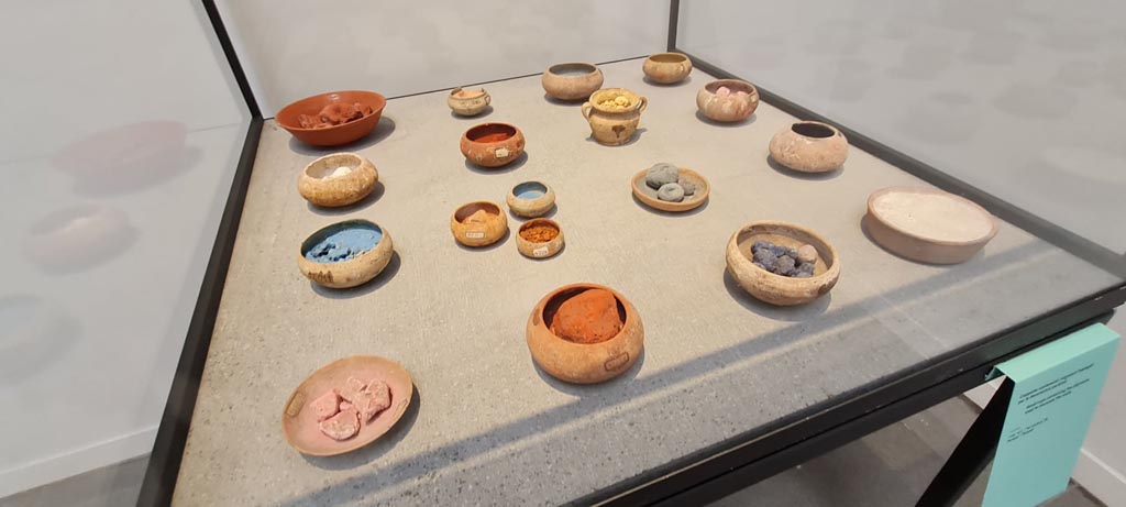 VIII.1.4 Pompeii Antiquarium. April 2022. 
Small cups containing the pigments used to decorate the walls. Photo courtesy of Giuseppe Ciaramella.