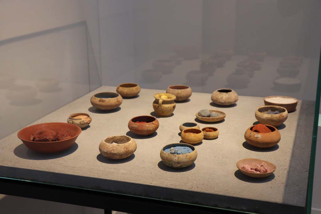 VIII.1.4 Pompeii. February 2021. Small cups containing the pigments used to decorate  the walls.
Photo courtesy of Fabien Bièvre-Perrin (CC BY-NC-SA).