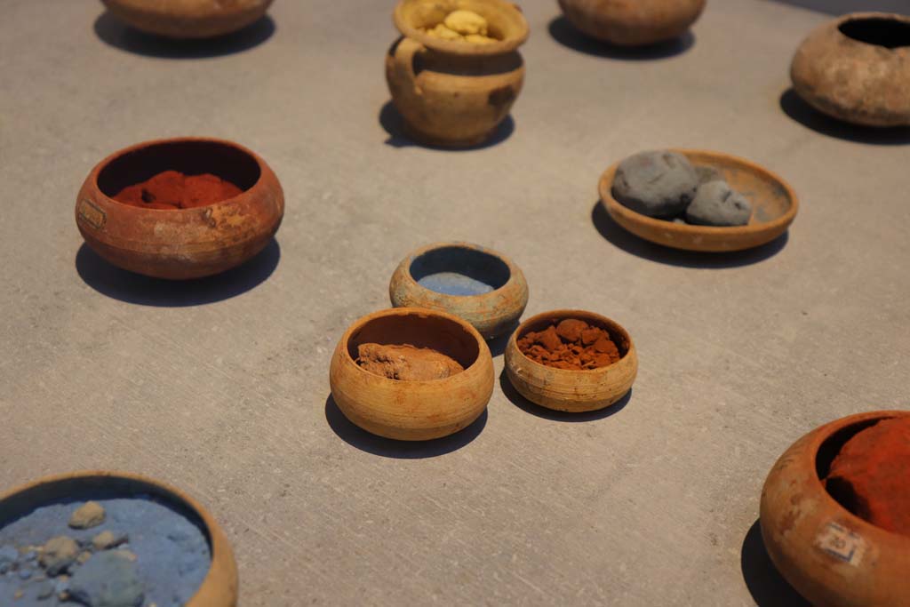 VIII.1.4 Pompeii. February 2021. Detail of some of the small cups containing the pigments used to decorate the walls.
Photo courtesy of Fabien Bièvre-Perrin (CC BY-NC-SA).