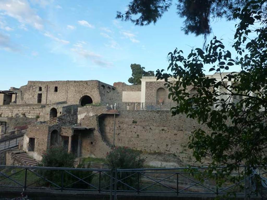 VIII.1.4 Pompeii Antiquarium. September 2015. Looking east towards the exterior wall of the Antiquarium above the Suburban Villa, the site of the Larario dei Pompeianisti.
