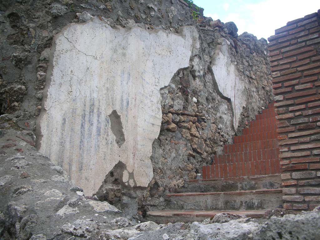 VIII.1.4 Pompeii Antiquarium/Porta Marina, Pompeii. May 2011. 
East wall of steps to Larario dei Pompeianisti with remains of painted plaster. Photo courtesy of Ivo van der Graaff.