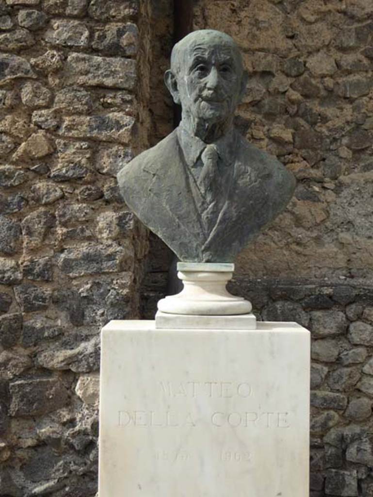 Larario dei Pompeianisti. September 2016. Bust of Matteo della Corte (13 October 1875 – 5 February 1962).
The inscription underneath is 
MATTEO
DELLA CORTE
1875 – 1962
Photo courtesy of Michael Binns.
MATTEO
DELLA CORTE
1875 – 1962
Photo courtesy of Michael Binns.