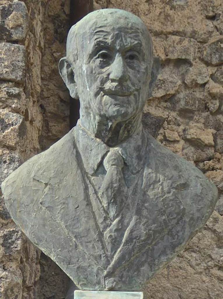 Larario dei Pompeianisti. September 2016. Detail of bust of Matteo della Corte.
Photo courtesy of Michael Binns.