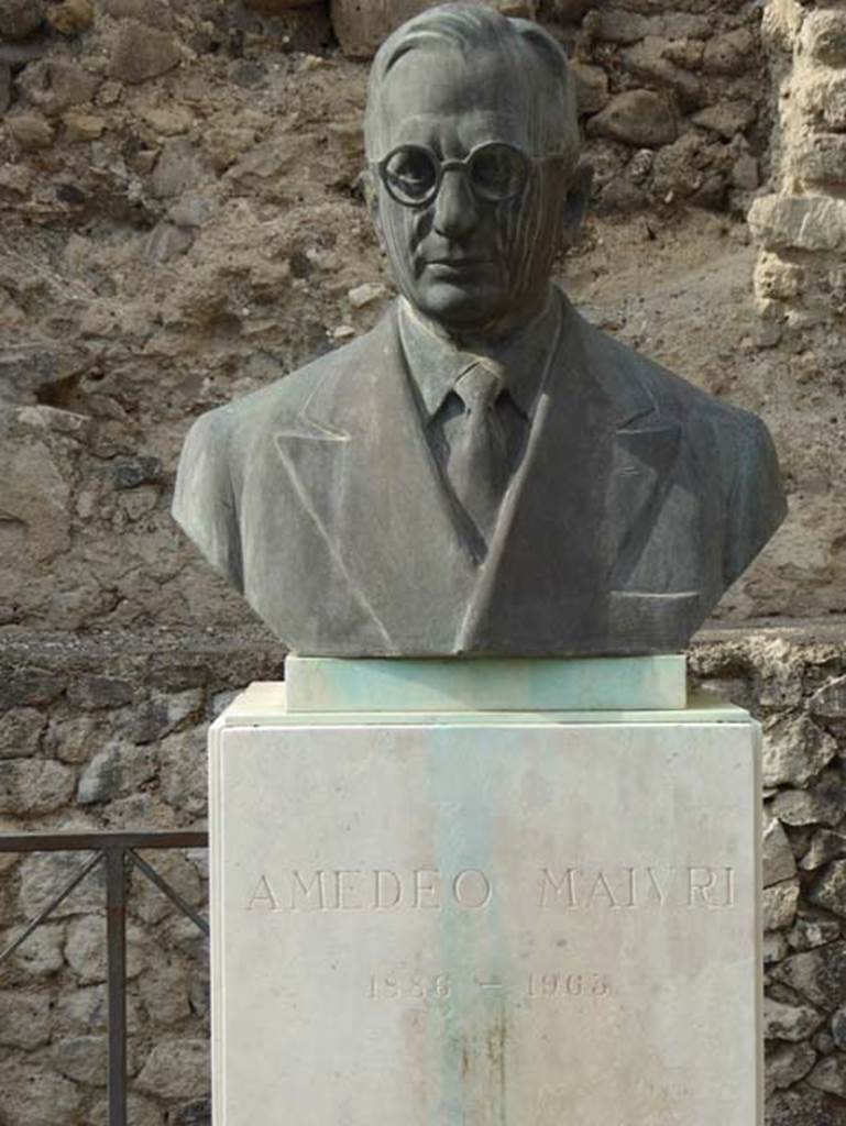 Larario dei Pompeianisti. Pompeii. September 2016. Bust of Amedeo Maiuri.
The inscription underneath is 
AMEDEO MAIVRI
1886 – 1963.
Photo courtesy of Michael Binns.
