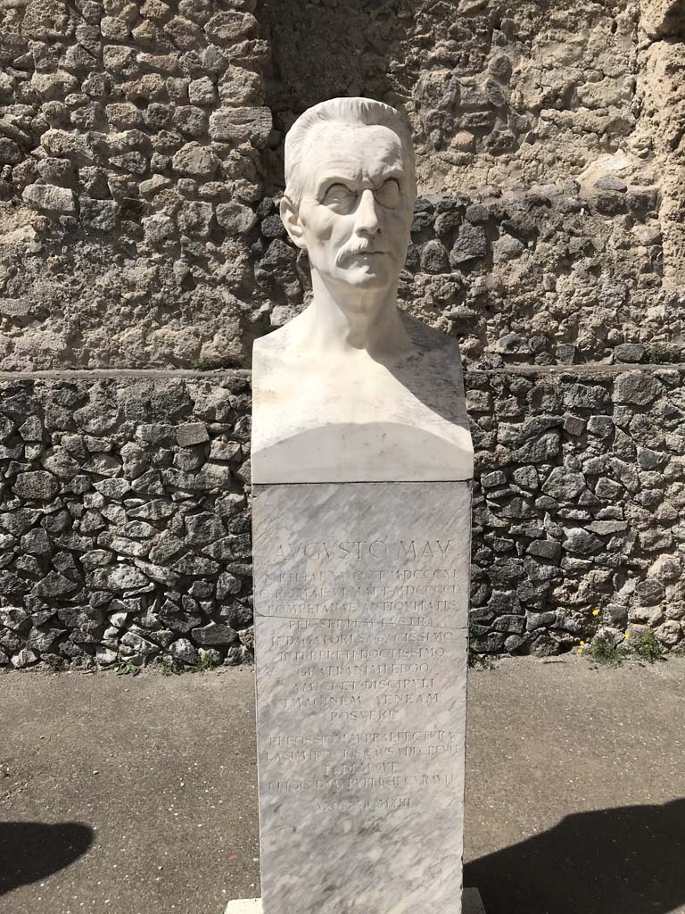 Larario dei Pompeianisti. Pompeii. April 2019. Bust of August Mau (15 October 1840 – 6 March 1909).
Photo courtesy of Rick Bauer.