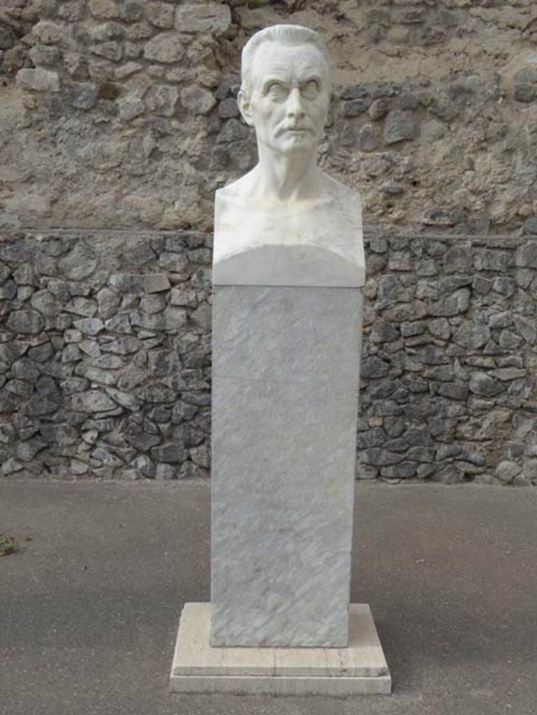Larario dei Pompeianisti. Pompeii. September 2016. Bust of August Mau.
Photo courtesy of Michael Binns.