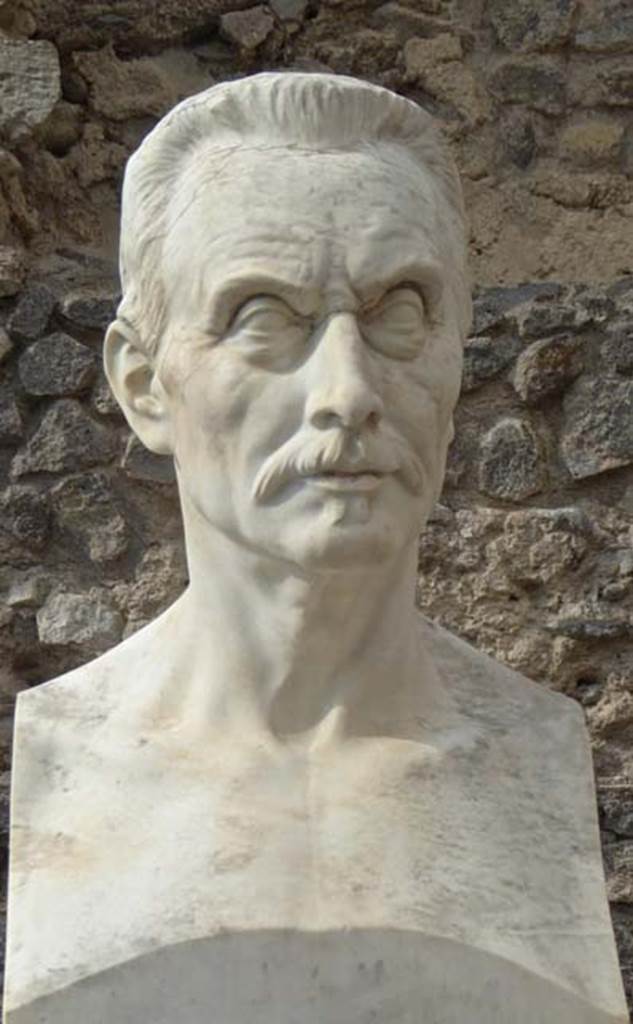 Larario dei Pompeianisti. Pompeii. September 2016. Detail of bust of August Mau.
Photo courtesy of Michael Binns.