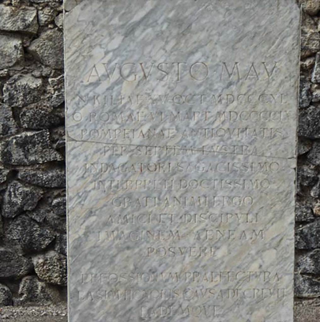 Larario dei Pompeianisti. Pompeii. September 2016. Inscription underneath bust of August Mau.
The inscription reads
AVGVSTO MAV
N KILIAE XV OCT MDCCCXL
O ROMAE VI MART MDCCCCIX
POMPEIANAE ANTIQVITATIS
PER SEPTEM LVSTRA
INDAGATORI SAGACISSIMO
INTERPRETI DOCTISSIMO
GRATI ANIMI ERGO
AMICI ET DISCIPVLI
IMAGINEM AENEAM
POSVERE
EFFOSSIONVM PRAEFECTVRA
BASIM HONORIS CAVSA DECREVIT
EADEM QVE
Photo courtesy of Michael Binns.