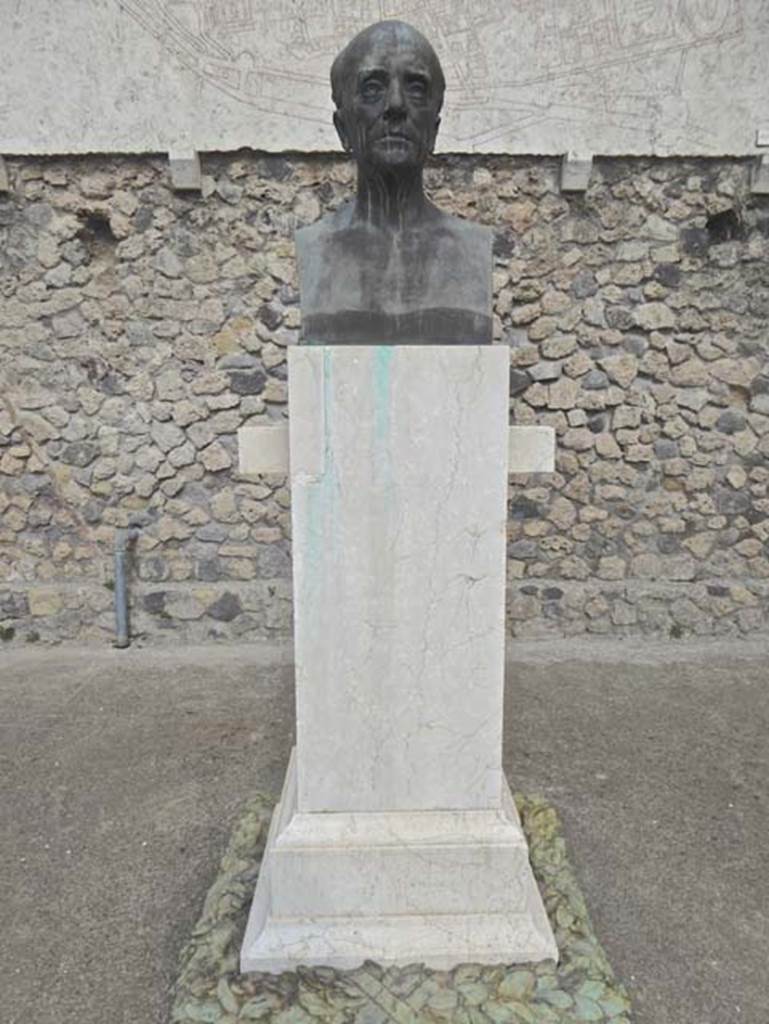 Larario dei Pompeianisti. Pompeii. September 2016. Bust of Giuseppe Fiorelli (7 June 1823 to 28 January 1896).  
Photo courtesy of Michael Binns.