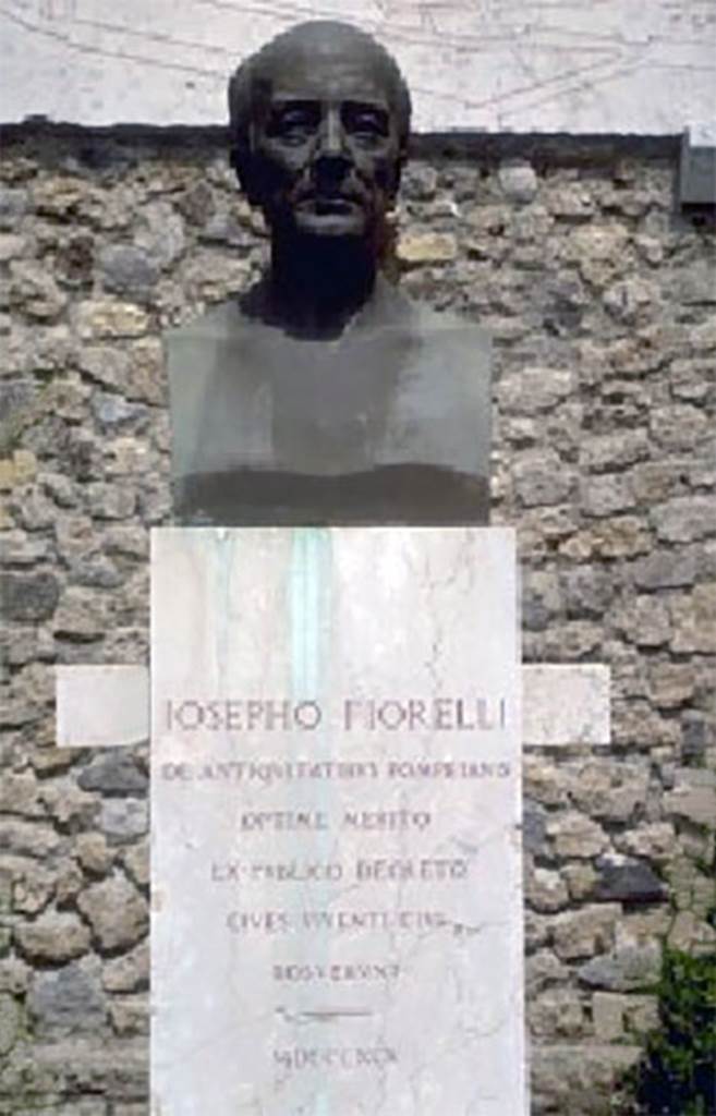 Larario dei Pompeianisti. Pompeii. Bust of Fiorelli.
