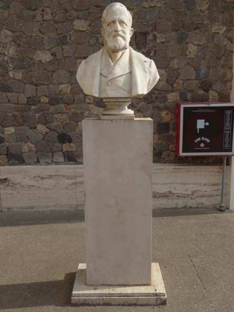 Larario dei Pompeianisti. Pompeii. September 2016. Bust of Michele Ruggiero (December 24, 1811 to March 19, 1900).
Photo courtesy of Michael Binns.
