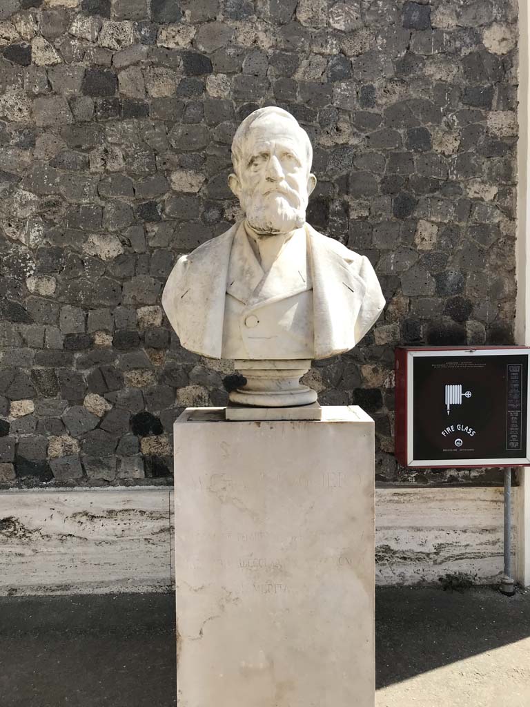 Larario dei Pompeianisti. Pompeii. April 2019. Bust of Michele Ruggiero. 
Photo courtesy of Rick Bauer.