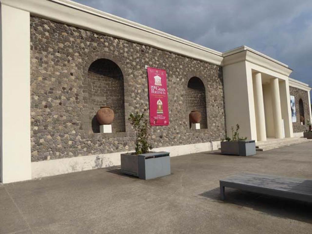 VIII.1.4 Pompeii Antiquarium. September 2016. West exterior end next to Porta Marina and Larario dei Pompeianisti. Photo courtesy of Michael Binns.