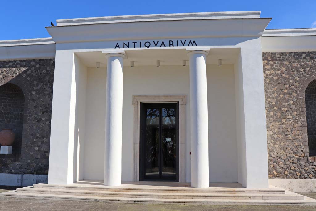 VIII.1.4 Pompeii Antiquarium. February 2021. Entrance doorway on west side above Villa Imperiale.
Photo courtesy of Fabien Bièvre-Perrin (CC BY-NC-SA).