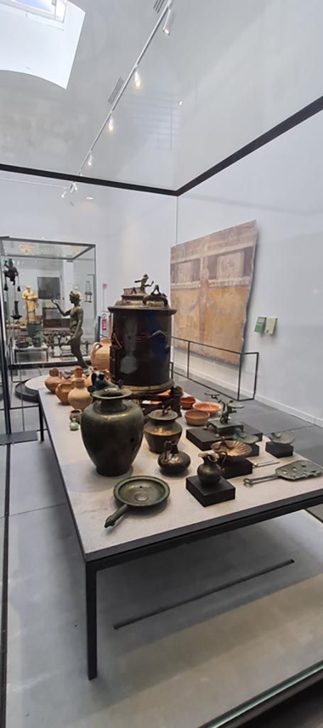 VIII.1.4 Pompeii Antiquarium. April 2022. 
Looking towards display cabinet. Photo courtesy of Giuseppe Ciaramella.