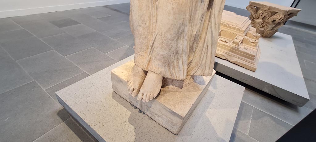 VIII.1.4 Pompeii. April 2022.
Detail of lower part of marble statue of Nike, found on eastern side of pool in Villa A, at Oplontis. 
Photo courtesy of Giuseppe Ciaramella.