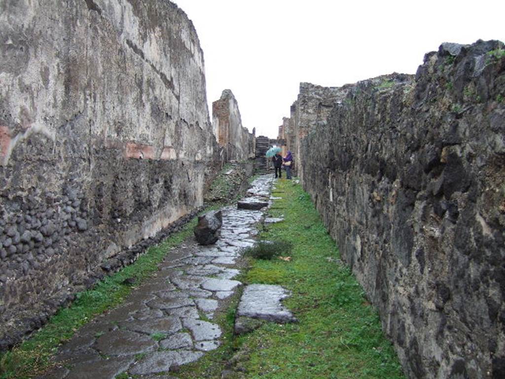 Via Championnet from VIII.1.5, Pompeii. December 2005. Looking east. VIII.2.1 on right.