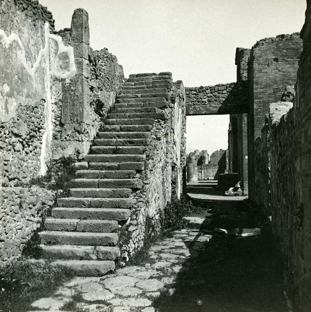VIII.1.7 Pompeii. 1912. 
Looking east in Via Championnet towards steps to upper gallery of the colonnade around the Forum, and south side of Forum, ahead.
Photo by Esther Boise Van Deman (c) American Academy in Rome. VD_Archive_Ph_230.