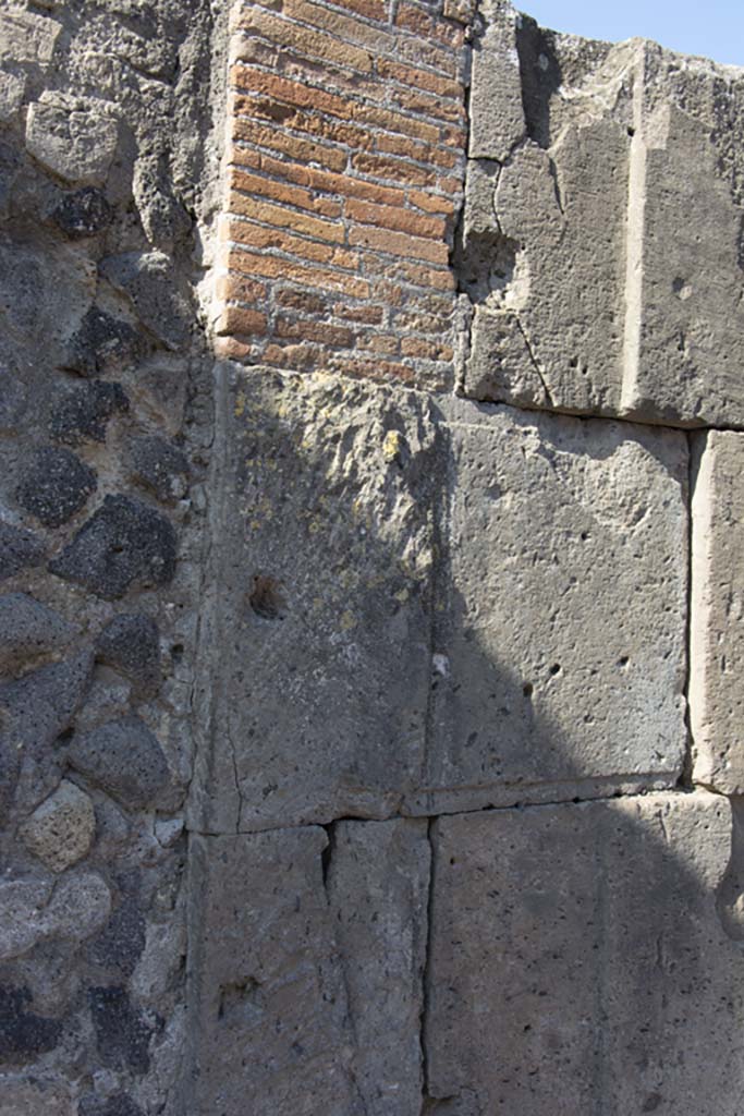 VII.8 Pompeii. South-west corner of forum. March 2019. Detail of block-work.
Foto Annette Haug, ERC Grant 681269 DÉCOR.