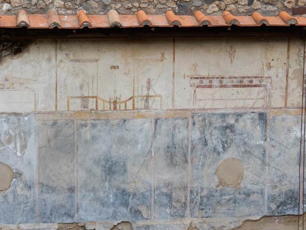 VIII.1.a Pompeii. May 2015. Detail of painted plaster on wall at side of the portico.  
Photo courtesy of Buzz Ferebee.
