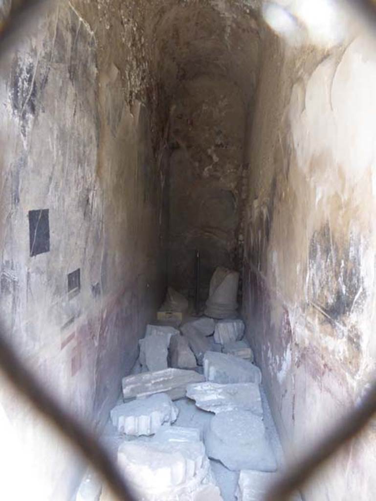 VIII.1.a, Pompeii. June 2017. Looking east through doorway from portico, into small corridor. Photo courtesy of Michael Binns.