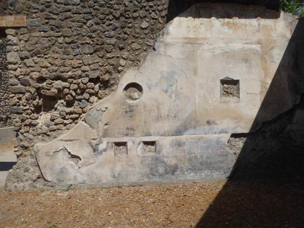 VIII.1.a, Pompeii. June 2017. Remains of painted decoration on east wall of portico at south end. 
Photo courtesy of Michael Binns.