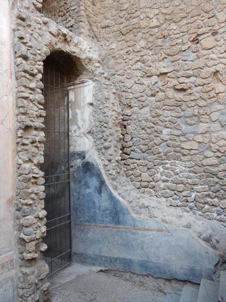 VIII.1.a, Pompeii. May 2018. Painted wall and steps at side of modern walkway. 
Photo courtesy of Buzz Ferebee.