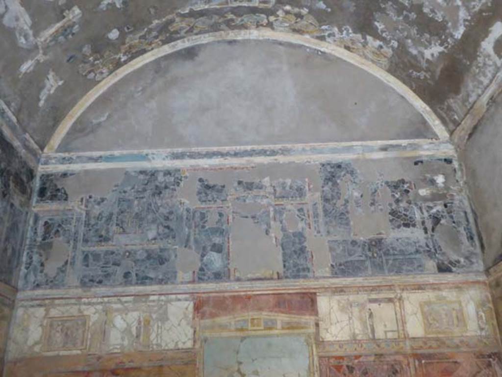 VIII.1.a, Pompeii. June 2017. Vaulted upper east wall of oecus A. Photo courtesy of Michael Binns.