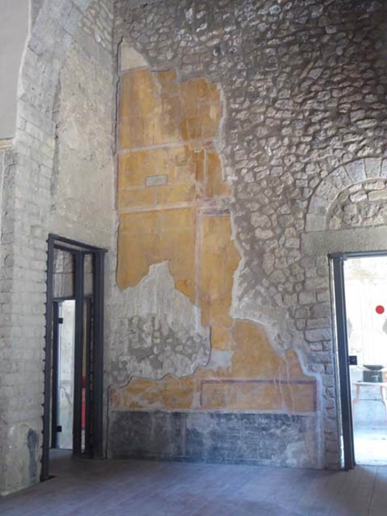 VIII.1.a, Pompeii. June 2017. 
South wall of Vestibule, doorway to triclinium C, on left, doorway to cubiculum B, on right.
Photo courtesy of Michael Binns.