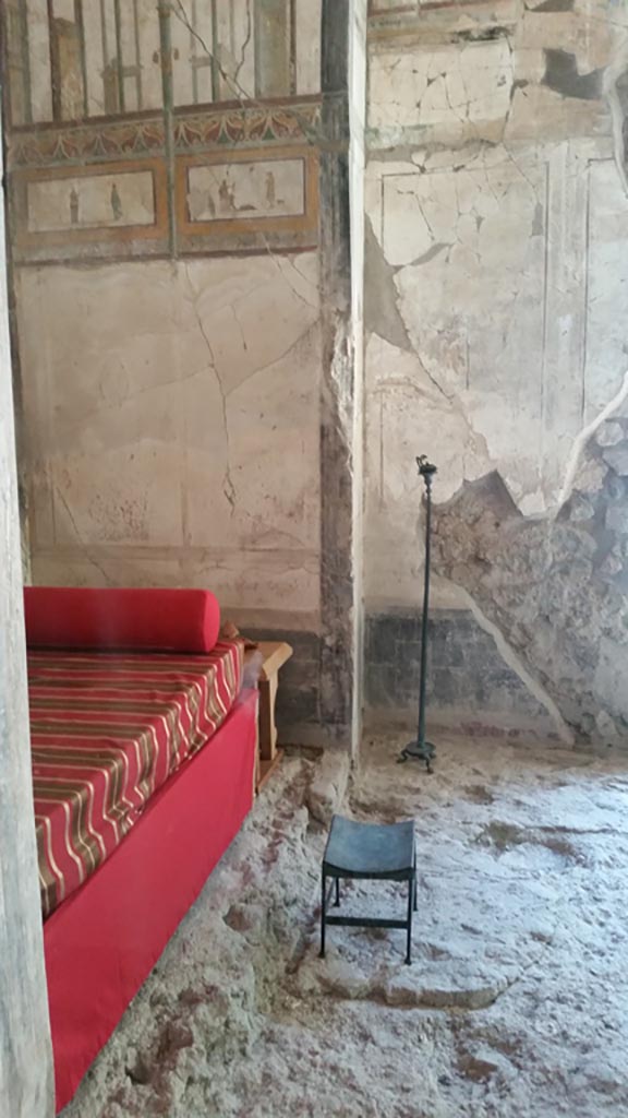 VIII.1.a, Pompeii. 2016/2017
Cubiculum B, looking south across bed recess from doorway in north-east corner, towards south side of bed recess.
Photo courtesy of Giuseppe Ciaramella.