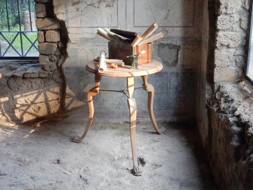 VIII.1.a, Pompeii. May 2018. Cubiculum B, south-west corner, with wooden table and objects. Photo courtesy of Buzz Ferebee.